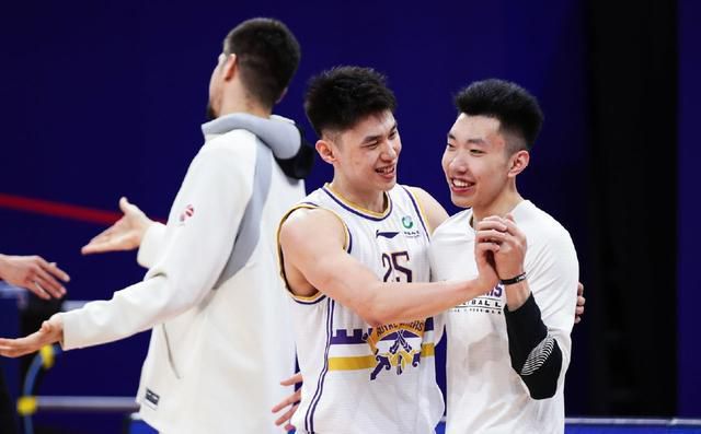 正因为如此，妈妈才会在得知父亲出轨的事实之后，来到金陵，然后因为想要买下叶长缨的故居，而惹来了杀身之祸。